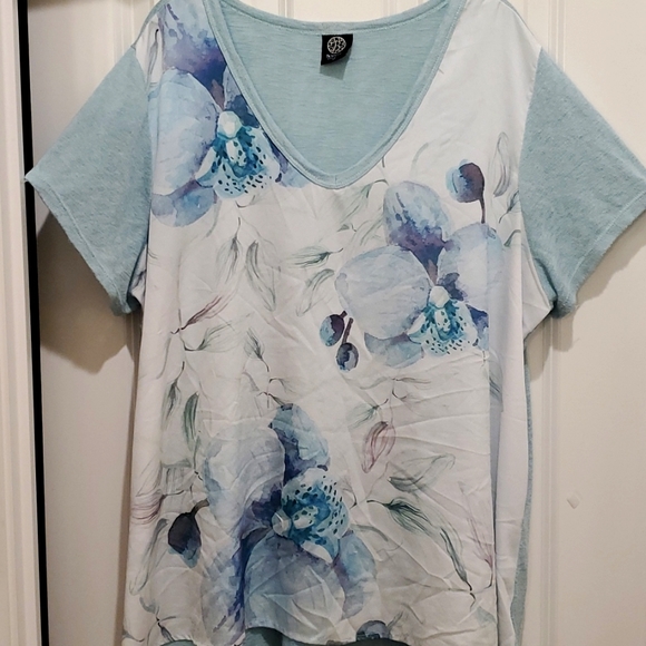 bobeau Tops - Gorgeous watercolor top 😍